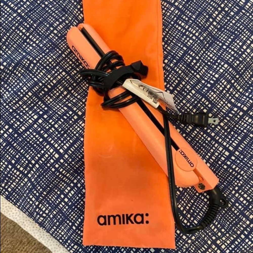 Amika straightener